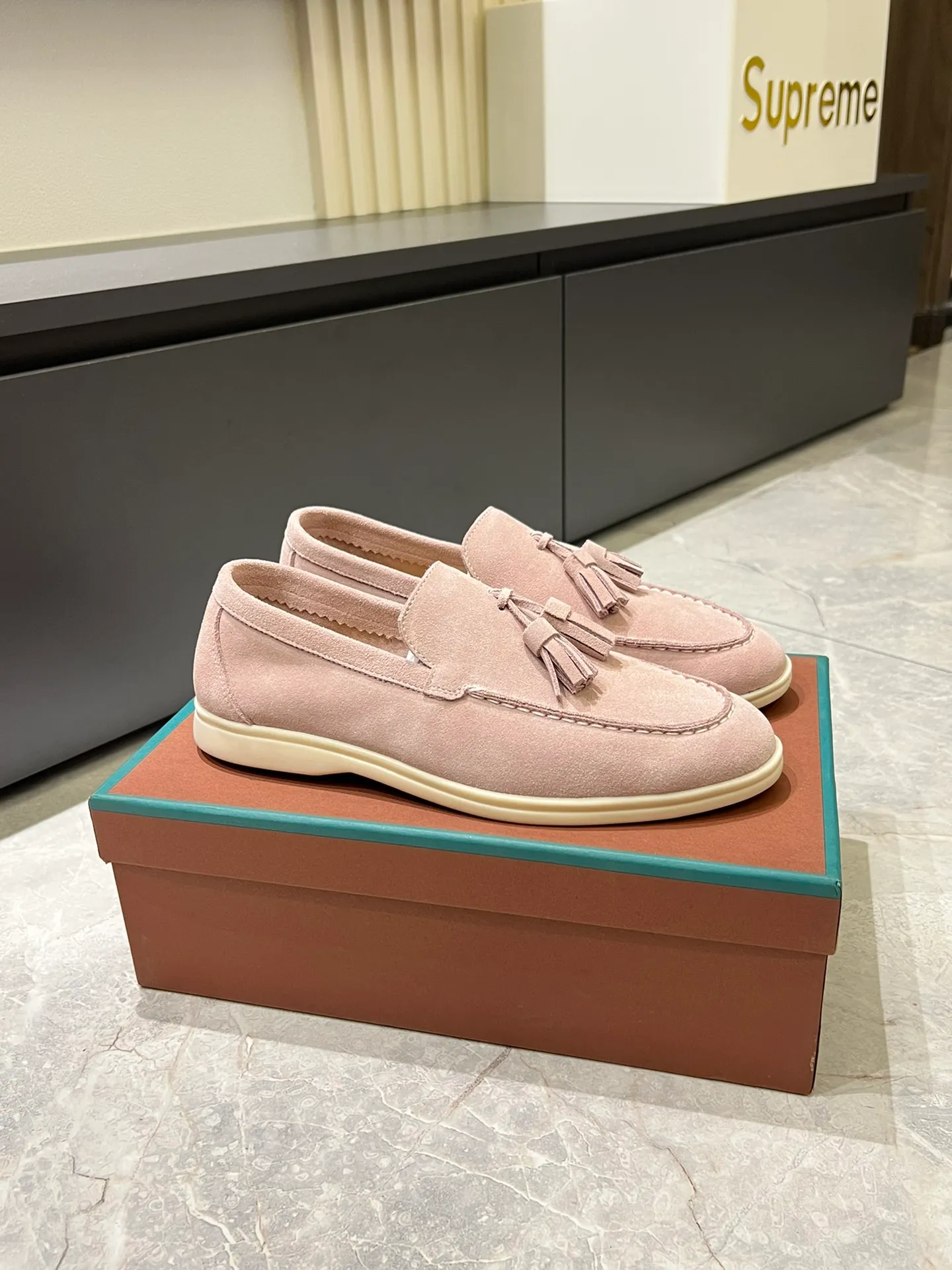 Men's shoes 💰p360 "Loro men's shoes 💰pian'*" Classic L men's shoes for couples 💰p Top version British flat loafers, a must-have item in old money style, the minimalist design is eye-catching and durable, a plus point for dressing The soft foot feel and texture are outstanding. They don’t scratch your feet and are very nice. They are matched with soft and waxy soles. They can be worn daily for a long time without getting tired. They are easy to wear, versatile and classic items, with perfect foot feel and texture! Imported cashmere fabric, the lining is made of imported A-grade water-dyed cow lining, the top version of the genuine leather midsole is sewn with pure handmade mark thread! Size: Female 35-40 (34. Customized) Male 38-44 (45.46. Customized)